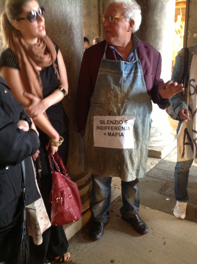 Manifestanti alla Bevilacqua La Masa 2 Biennale Updates: Bevilacqua La Masa sul banco degli imputati. Con la vetrina mediatica tornano le manifestazioni di protesta su statuto e le attività della Fondazione