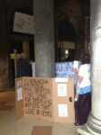 Manifestanti alla Bevilacqua La Masa 3 Biennale Updates: Bevilacqua La Masa sul banco degli imputati. Con la vetrina mediatica tornano le manifestazioni di protesta su statuto e le attività della Fondazione