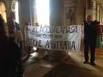 Manifestanti alla Bevilacqua La Masa 4 Biennale Updates: Bevilacqua La Masa sul banco degli imputati. Con la vetrina mediatica tornano le manifestazioni di protesta su statuto e le attività della Fondazione