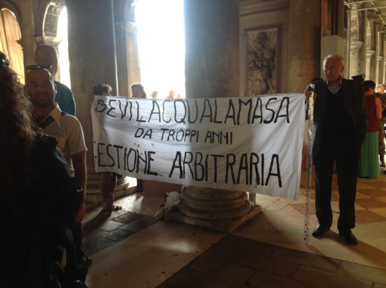 Manifestanti alla Bevilacqua La Masa 4 Biennale Updates: Bevilacqua La Masa sul banco degli imputati. Con la vetrina mediatica tornano le manifestazioni di protesta su statuto e le attività della Fondazione