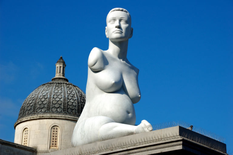 Marc Quinn Alison Lapper Pregnant Trafalgare Square Londra Biennale Updates: un nuovo landmark per la Laguna. La Alison Lapper gonfiabile di Marc Quinn giganteggia su Canal Grande direttamente da Londra 2012. Microvideo dell'installazione