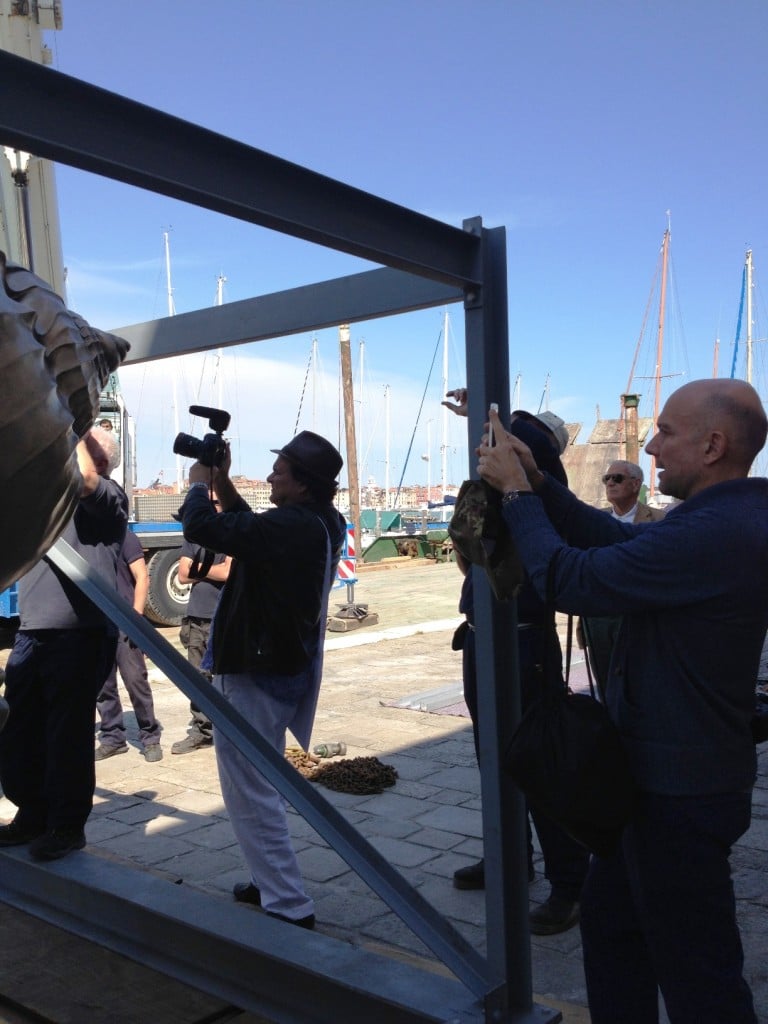 Marc Quinn Fondazione Cini Venezia backstage 5 e1369314276780 Verso la Biennale: è Marc Quinn il re dell'Isola di San Giorgio. L'artista torna in Italia con le sue provocazioni poetiche, grazie a un'antologica alla Fondazione Cini. E a curarla è Germano Celant