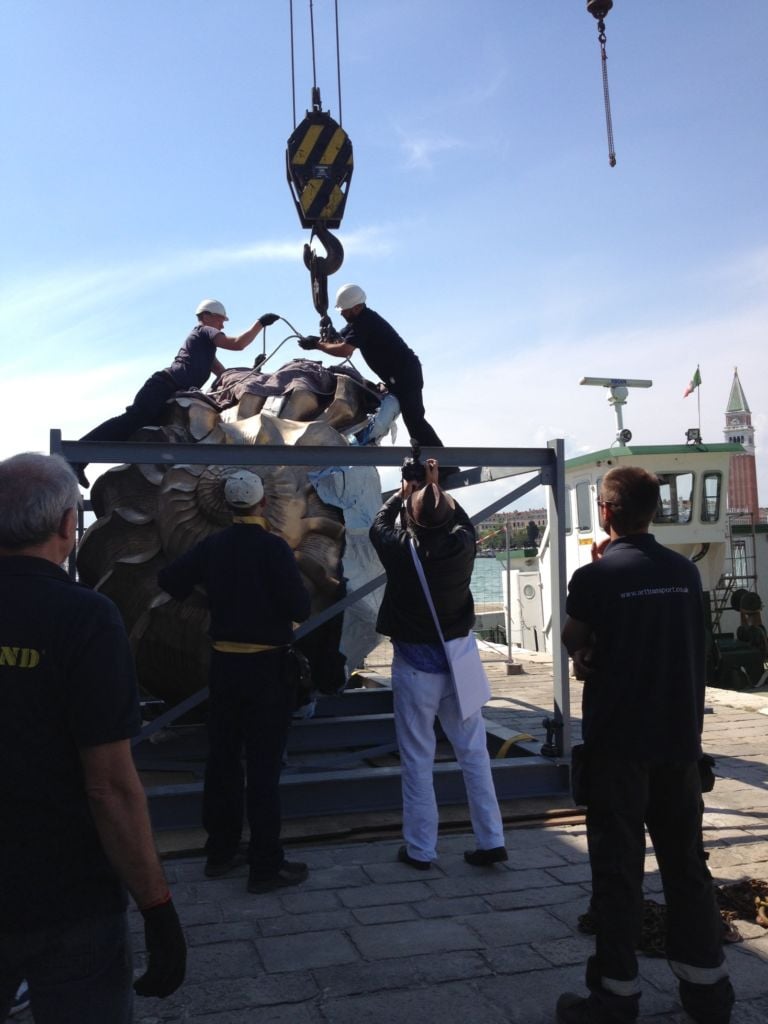 Marc Quinn Fondazione Cini Venezia backstage 6 Verso la Biennale: è Marc Quinn il re dell'Isola di San Giorgio. L'artista torna in Italia con le sue provocazioni poetiche, grazie a un'antologica alla Fondazione Cini. E a curarla è Germano Celant