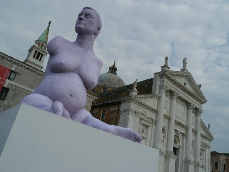 Marc Quinn allisola di San Giorgio Biennale Updates: tutti i freak di Marc Quinn all’Isola di San Giorgio. Regia di Germano Celant per la super mostra alla Fondazione Cini: ecco chiccera ad un vernissage dove spunta pure B.B… e non si tratta di Brigitte Bardot!