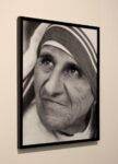 Matteo Attruia nei panni di Madre Teresa foto Michela Deponti Da Milano a Singapore: l’anno prossimo MIA raddoppia. Intanto inaugura l’edizione 2013 a Superstudio Più, con 230 gallerie specializzate in fotografia e un’agenda che punta sullo scouting