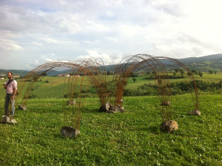 Michele Ciribifera Come in Cielo così in Terra Tenuta Castelbuono Bevagna Una tartaruga custode dell’arte, e del vino. Al via l’attività espositiva nel Carapace di Arnaldo Pomodoro, cantina umbra dell’azienda Lunelli: ecco la fotogallery del debutto…