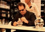 Milano Dan Aykroyd alla Rinascente foto Michela Deponti Dan Aykroyd distillatore a Milano: bottiglia d’artista e design italiano per Crystal Head, vodka con cui l’ex Blues Brother ha conquistato il mondo. Partendo dal suo Canada per spopolare persino a Mosca