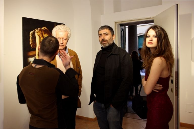 Mustafa Sabbagh foto Michela Deponti Volete una mostra sul sesso rigorosamente vietata ai minori? A Milano c’è “Hot”, spin-off dell’ultimo saggio di Luca Beatrice. Ecco fotogallery e sketch video per un vernissage da bollino rosso