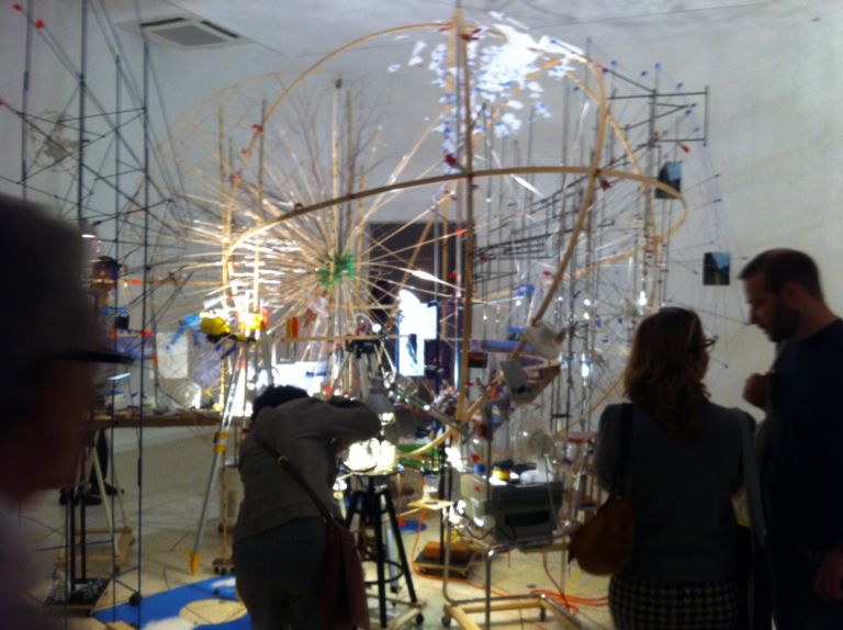 Padiglione USA Sarah Sze 2 Biennale Updates: i primi padiglioni da vedere, Gran Bretagna, Francia, Germania, USA. Ecco dai Giardini foto e video. E dopo le file si allungheranno…