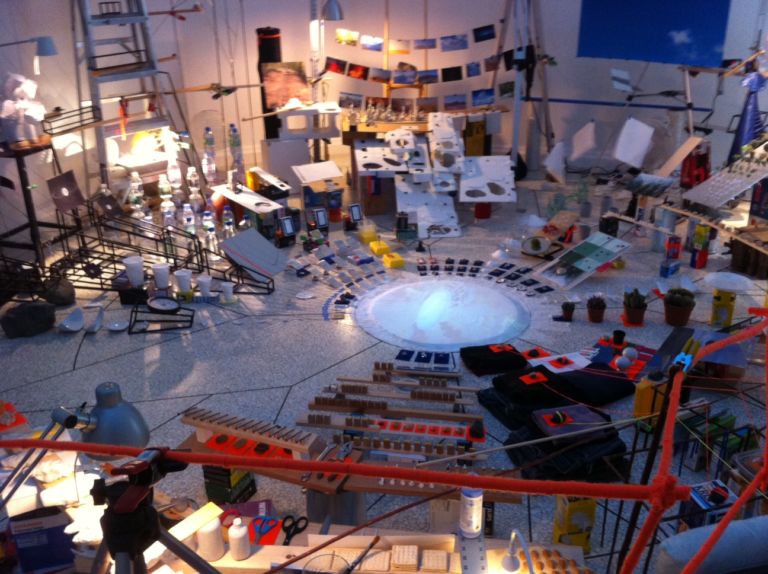 Padiglione USA Sarah Sze 5 Biennale Updates: i primi padiglioni da vedere, Gran Bretagna, Francia, Germania, USA. Ecco dai Giardini foto e video. E dopo le file si allungheranno…