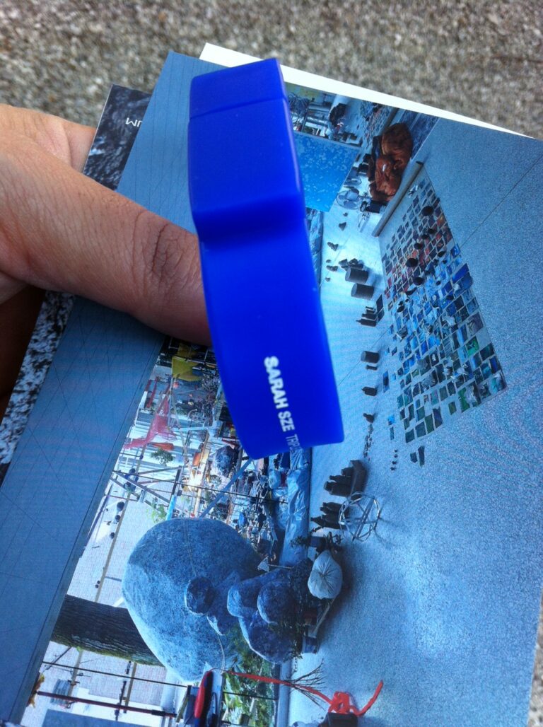 Padiglione USA Sarah Sze la USB key braccialetto come gadget Biennale Updates: i primi padiglioni da vedere, Gran Bretagna, Francia, Germania, USA. Ecco dai Giardini foto e video. E dopo le file si allungheranno…