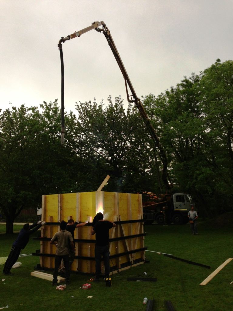 Verso la Biennale: la scultura di Piero Golia sarà l’opera più iconica dell’edizione 2013? 60mila euro d’oro disciolti in un cubo di cemento armato. Che il pubblico potrà rubarsi pezzo a pezzo