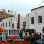 Stephan Balkenhol Grande colonna con testa Collezione Peggy Guggenheim Venezia foto Marco Rosin 1 Il guardiano del Canal Grande. Sarà Stephan Balkenhol ad installare la sua megascultura sulla terrazza della Collezione Peggy Guggenheim a Venezia: ecco le immagini del montaggio