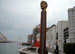 Stephan Balkenhol Grande colonna con testa Collezione Peggy Guggenheim Venezia foto Marco Rosin 3 Il guardiano del Canal Grande. Sarà Stephan Balkenhol ad installare la sua megascultura sulla terrazza della Collezione Peggy Guggenheim a Venezia: ecco le immagini del montaggio