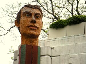 Il guardiano del Canal Grande. Sarà Stephan Balkenhol ad installare la sua megascultura sulla terrazza della Collezione Peggy Guggenheim a Venezia: ecco le immagini del montaggio