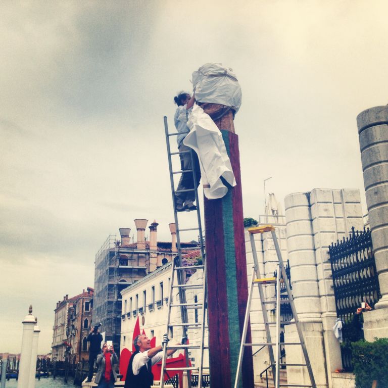 Stephan Balkenhol Grande colonna con testa Collezione Peggy Guggenheim Venezia foto Marco Rosin 9 Il guardiano del Canal Grande. Sarà Stephan Balkenhol ad installare la sua megascultura sulla terrazza della Collezione Peggy Guggenheim a Venezia: ecco le immagini del montaggio