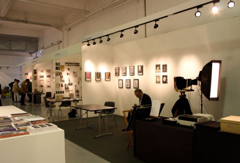 Tra gli stand di MIA foto Michela Deponti Da Milano a Singapore: l’anno prossimo MIA raddoppia. Intanto inaugura l’edizione 2013 a Superstudio Più, con 230 gallerie specializzate in fotografia e un’agenda che punta sullo scouting