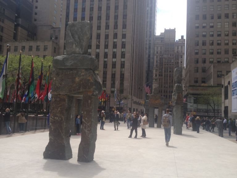 Ugo Rondinone Rockfeller Plaza New York 2013 2 New York Updates: la Stonehenge contemporanea di Ugo Rondinone. A Rockefeller Plaza i giganti di pietra dell'artista svizzero ipnotizzano i turisti