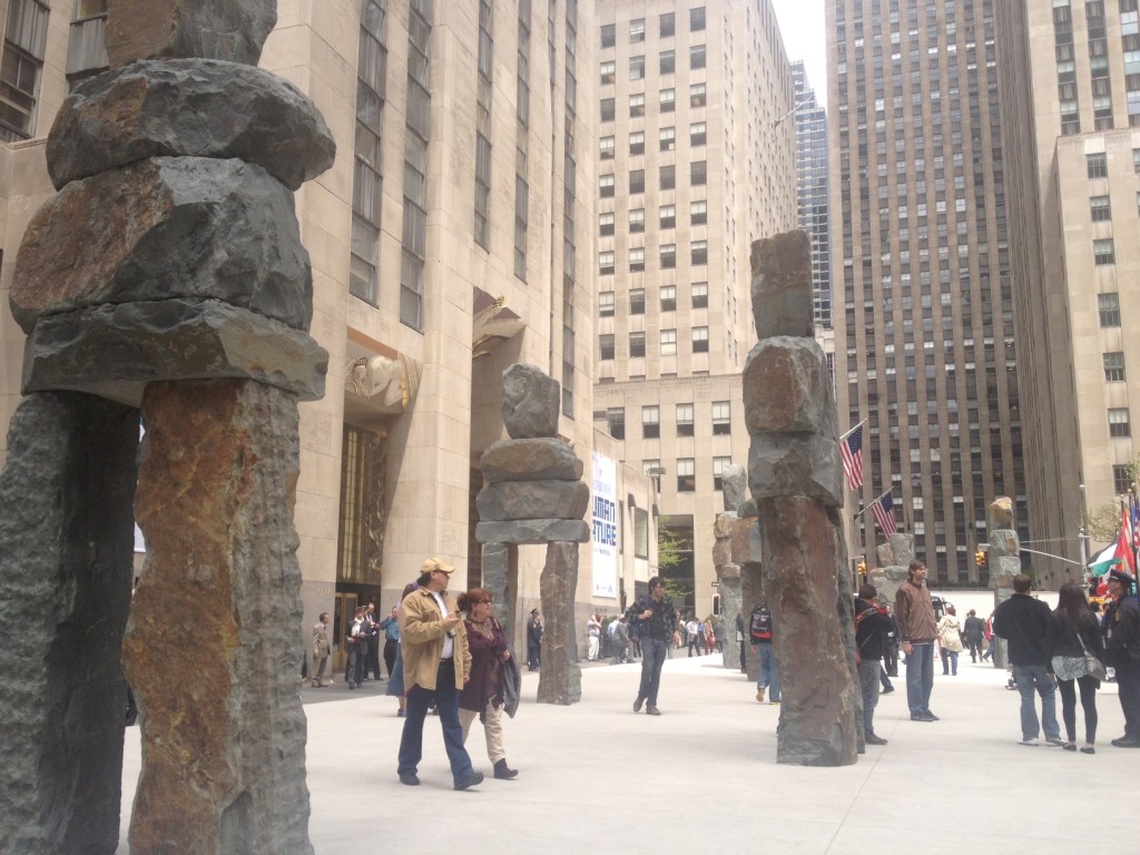 New York Updates: la Stonehenge contemporanea di Ugo Rondinone. A Rockefeller Plaza i giganti di pietra dell’artista svizzero ipnotizzano i turisti