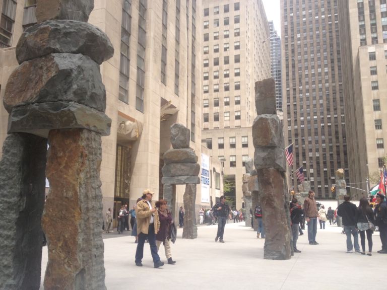 Ugo Rondinone Rockfeller Plaza New York 2013 3 New York Updates: la Stonehenge contemporanea di Ugo Rondinone. A Rockefeller Plaza i giganti di pietra dell'artista svizzero ipnotizzano i turisti