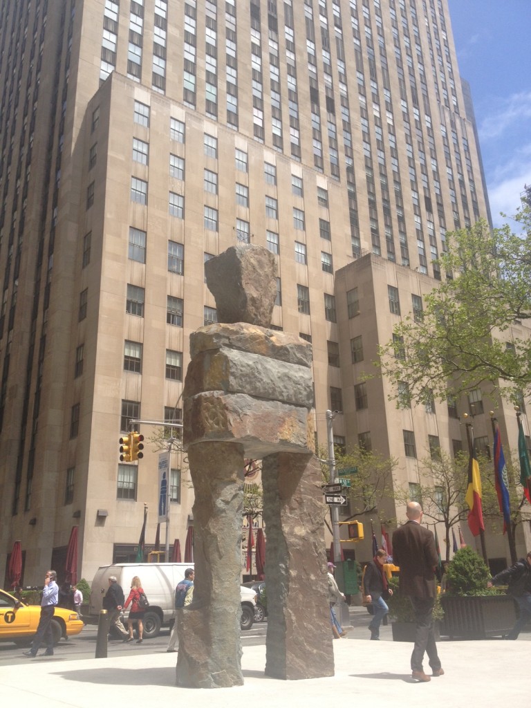 Ugo Rondinone Rockfeller Plaza New York 2013 4 e1367966869178 New York Updates: la Stonehenge contemporanea di Ugo Rondinone. A Rockefeller Plaza i giganti di pietra dell'artista svizzero ipnotizzano i turisti