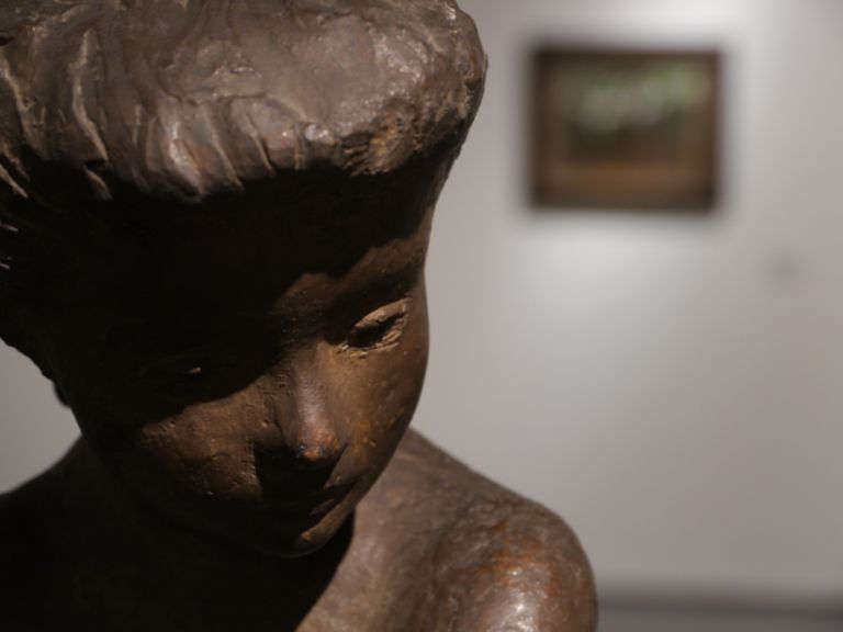 Una scultura di Eros Pellini Il MAGA è vivo e lotta a Milano: nella giornata in cui si celebrano gli 80 anni della Triennale inaugura la mostra “in trasferta” del museo di Gallarate, danneggiato da un incendio nello scorso mese di febbraio
