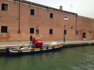 Biennale Updates: perché affaticarsi a cercare l’intuizione vincente quando si può benissimo comprarla? In Laguna la provocazione di Denis Saunin e Georg Mamin, con il loro concorso di idee per elaborare un monumento alla Russia di oggi