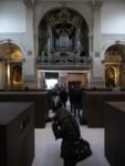 Venezia Ai Weiwei alla chiesa di SantAntonin Biennale Updates: Ai Weiwei mette in scena la sua Via Crucis. E nella chiesa di Sant’Antonin arriva anche Gao Ying, madre dell’artista, commossa davanti all’opera che esorcizza la detenzione del blogger