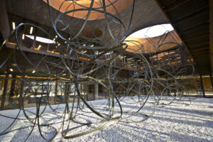 Rosa Barba, Yona Friedman, Jean-Baptiste Decavèle. Tre installazioni d’arte nella nuova base dei Marchesi Antinori, in pieno Chianti classico