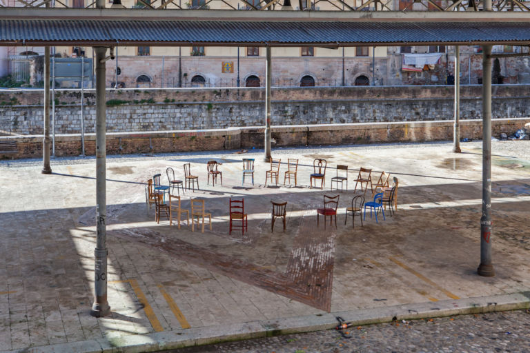 Adrian Paci One and Twenty Four Chairs4 La piazza, come "Un luogo aperto". A San Gimignano una mostra mette insieme artisti storici ed emergenti, per parlare di politica e di comunità. Da Nari Ward a Regina José Galindo, passando per Mario Giacomelli