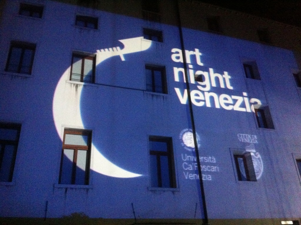 Un museo, un teatro, un auditorium a cielo aperto. Venezia invasa dagli art-trotters per la notte bianca della creatività: il racconto per immagini nella fotogallery