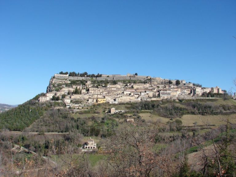 Civitella del Tronto Torna l'estate dell'arte in Abruzzo. Doppio appuntamento espositivo a Civitella del Tronto: prime immagini dalle mostre nella splendida location della Fortezza Borbonica