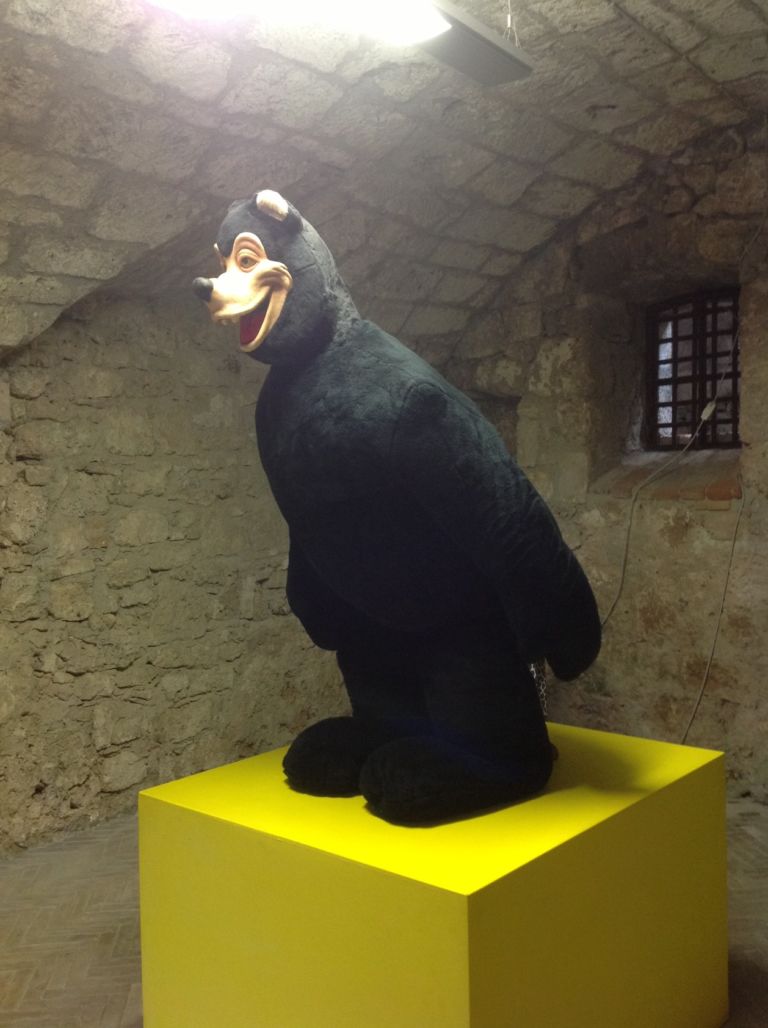 Civitella del Tronto Visione Animale Paul McCarthy Torna l'estate dell'arte in Abruzzo. Doppio appuntamento espositivo a Civitella del Tronto: prime immagini dalle mostre nella splendida location della Fortezza Borbonica