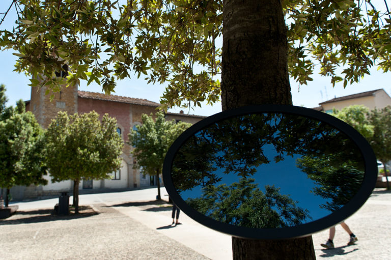 DSC6650 Arte pubblica nel Chianti. Una nuova installazione en plein air per Tusciaelecta: la firma Dacia Manto, che si ispira ai paesaggi di Lorrain. Le foto in anteprima
