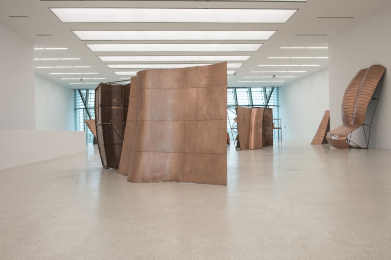 Danh Vo Fabulous Muscles Museion 2013 exhibition view In primo piano We the people © Danh Vo courtesy Galerie Chantal Crousel. Foto Othmar Seehauser b Danh Vo: la sostanza di cui sono fatti i simboli