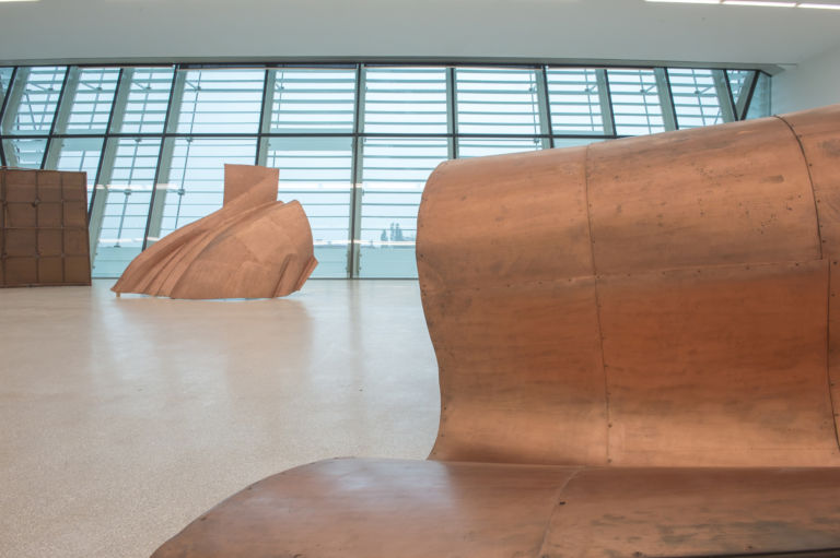 Danh Vo Fabulous Muscles Museion 2013 exhibition view In primo piano We the people © Danh Vo courtesy Galerie Chantal Crousel. Foto Othmar Seehauser d Danh Vo: la sostanza di cui sono fatti i simboli