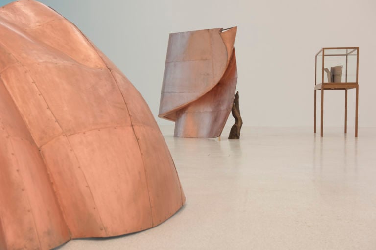 Danh Vo Fabulous Muscles Museion 2013 exhibition view In primo piano We the people © Danh Vo courtesy Galerie Chantal Crousel. Foto Othmar Seehauser f Danh Vo: la sostanza di cui sono fatti i simboli