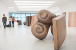 Danh Vo Fabulous Muscles Museion 2013 exhibition view In primo piano We the people © Danh Vo courtesy Galerie Chantal Crousel. Foto Othmar Seehauser h Danh Vo: la sostanza di cui sono fatti i simboli