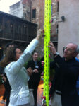 Daniel González Romeos Balcony Verona 1 ArtVerona parte dal Balcone di Giulietta. Con l’installazione di Daniel González la fiera scaligera entra nel cuore della città. Qui le foto e una videointervista