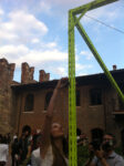 Daniel González Romeos Balcony Verona 3 ArtVerona parte dal Balcone di Giulietta. Con l’installazione di Daniel González la fiera scaligera entra nel cuore della città. Qui le foto e una videointervista