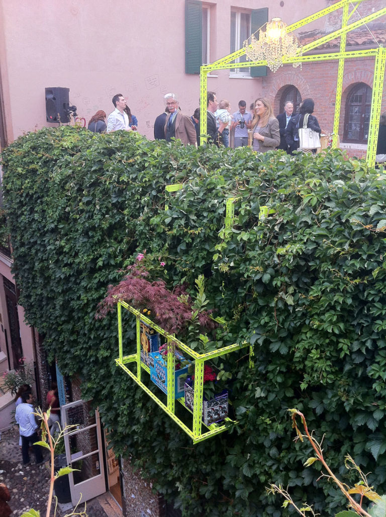 Daniel González Romeos Balcony Verona 4 ArtVerona parte dal Balcone di Giulietta. Con l’installazione di Daniel González la fiera scaligera entra nel cuore della città. Qui le foto e una videointervista