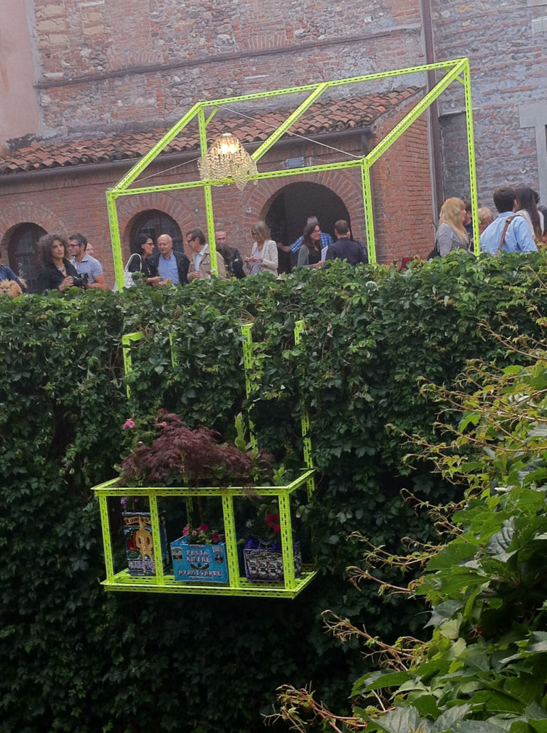 Daniel González Romeos Balcony Verona 5 ArtVerona parte dal Balcone di Giulietta. Con l’installazione di Daniel González la fiera scaligera entra nel cuore della città. Qui le foto e una videointervista