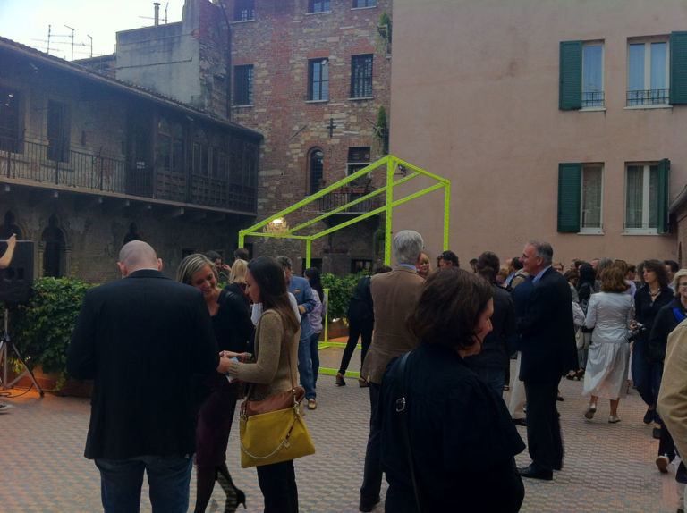 Daniel González Romeos Balcony Verona 6 ArtVerona parte dal Balcone di Giulietta. Con l’installazione di Daniel González la fiera scaligera entra nel cuore della città. Qui le foto e una videointervista