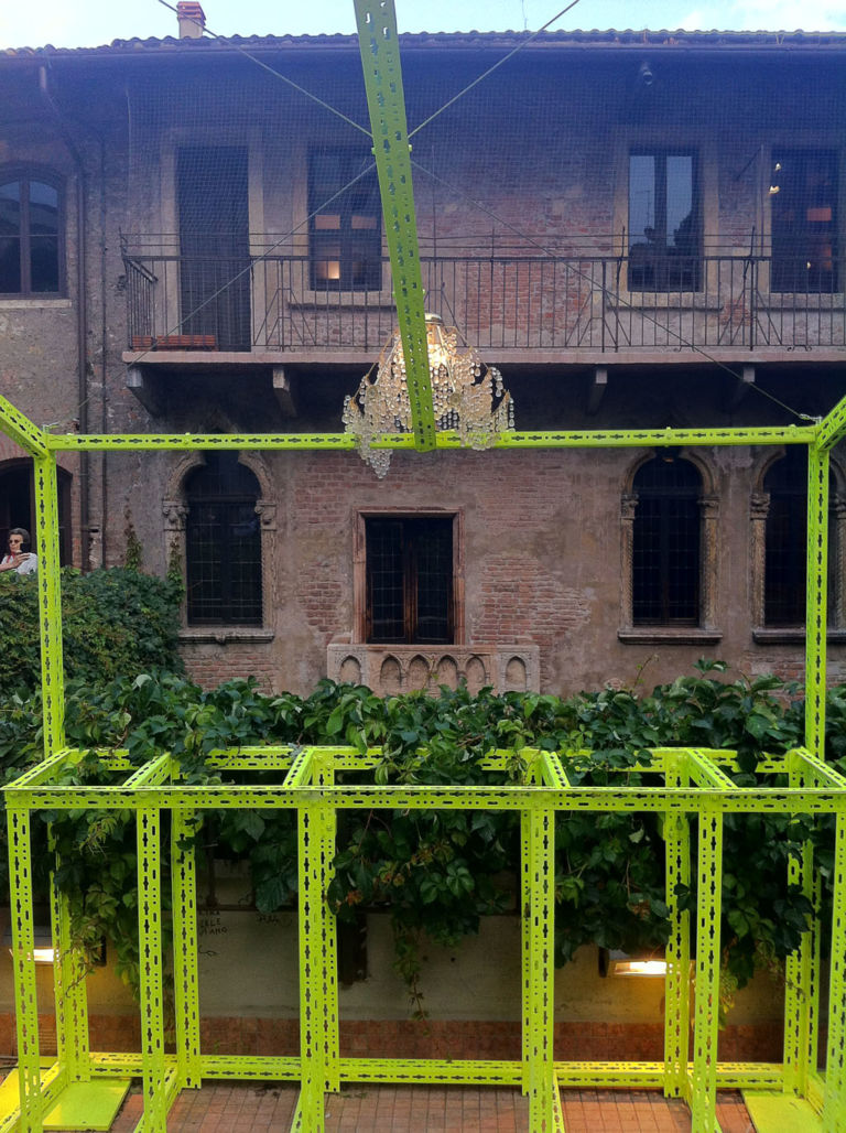 Daniel González Romeos Balcony Verona 8 ArtVerona parte dal Balcone di Giulietta. Con l’installazione di Daniel González la fiera scaligera entra nel cuore della città. Qui le foto e una videointervista