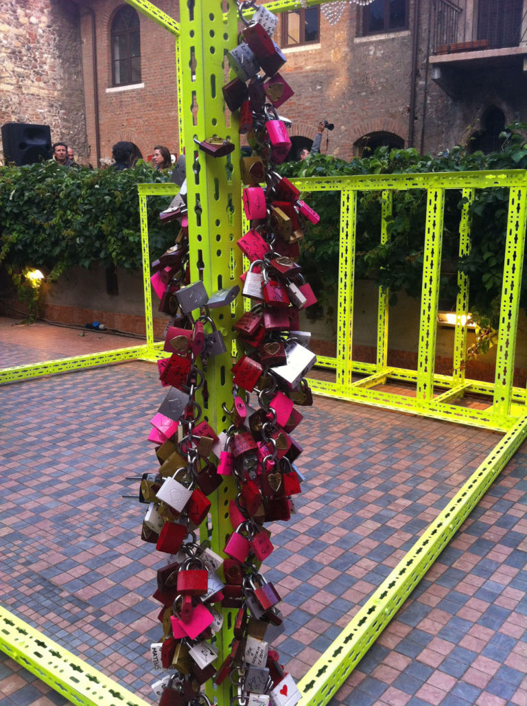 Daniel González Romeos Balcony Verona 9 ArtVerona parte dal Balcone di Giulietta. Con l’installazione di Daniel González la fiera scaligera entra nel cuore della città. Qui le foto e una videointervista