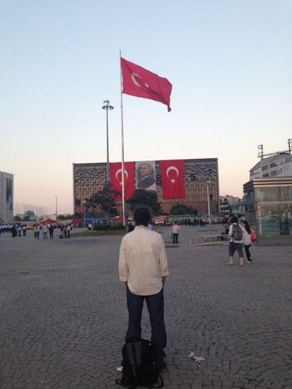 Otto ore in piedi, immobile. A Istanbul su piazza Taksim cala il silenzio: e la performance di Erdem Günduz diventa la nuova frontiera della protesta pacifica…