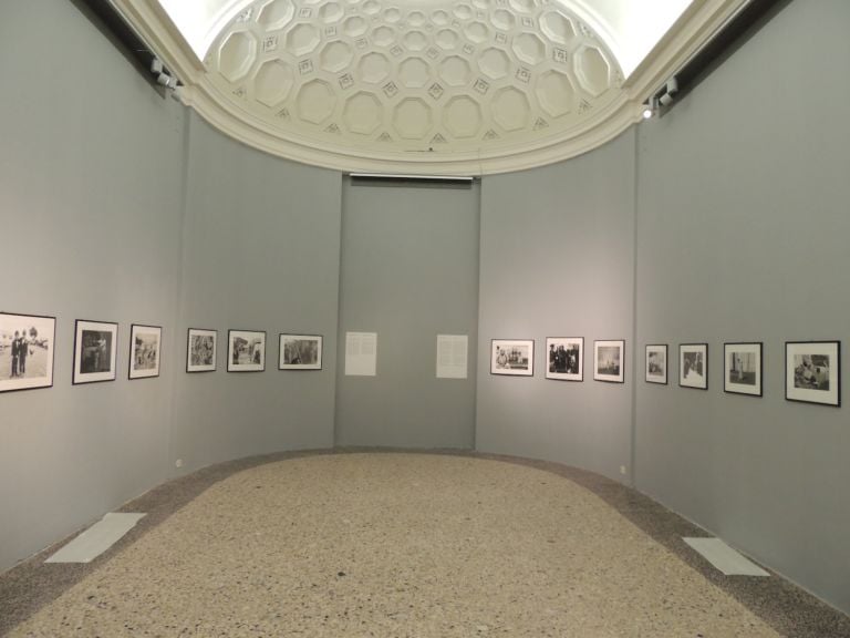 Fase di allestimento della mostra Gianni Berengo Gardin. Storie di un fotografo . Palazzo Reale Milano 2013 Gianni Berengo Gardin a Palazzo Reale. Ma la mostra milanese arriva prima su Artribune: fotogallery del backstage e videointervista al curatore Denis Curti