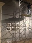 Fase di allestimento della mostra Gianni Berengo Gardin. Storie di un fotografo . Palazzo Reale Milano 2013 Gianni Berengo Gardin a Palazzo Reale. Ma la mostra milanese arriva prima su Artribune: fotogallery del backstage e videointervista al curatore Denis Curti