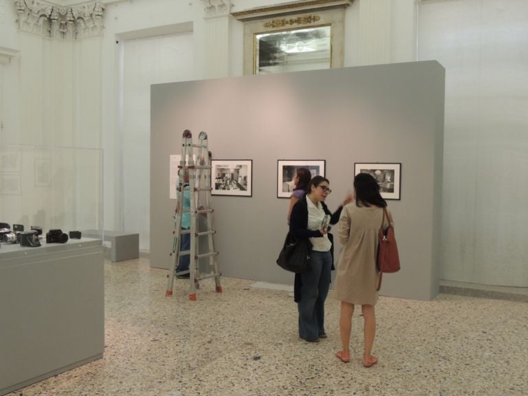 Fase di allestimento della mostra Gianni Berengo Gardin. Storie di un fotografo . Palazzo Reale Milano 2013 2 Gianni Berengo Gardin a Palazzo Reale. Ma la mostra milanese arriva prima su Artribune: fotogallery del backstage e videointervista al curatore Denis Curti