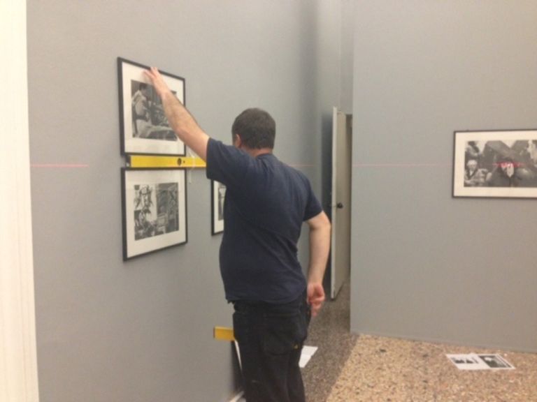 Fase di allestimento della mostra Gianni Berengo Gardin. Storie di un fotografo . Palazzo Reale Milano 2013 4 Gianni Berengo Gardin a Palazzo Reale. Ma la mostra milanese arriva prima su Artribune: fotogallery del backstage e videointervista al curatore Denis Curti